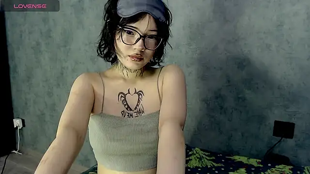 Snapshot of LizzieLight chatting on 12-17-24, 01:07 LizzieLight online show from 12-17-24, 01:07