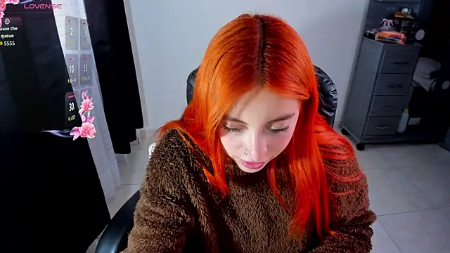 Snapshot of Violetaarey chatting on 06-11-26, 10:52 Violetaarey online show from 06-11-26, 10:52