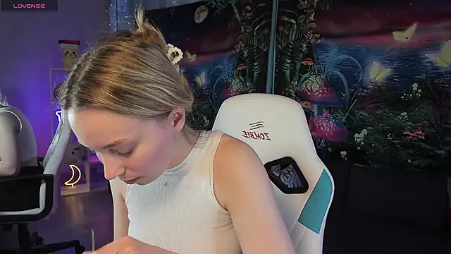 Snapshot of TiffanyBatson chatting on 02-17-25, 11:23 TiffanyBatson online show from 02-17-25, 11:23