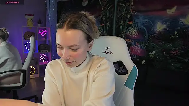 Snapshot of TiffanyBatson chatting on 02-19-25, 04:44 TiffanyBatson online show from 02-19-25, 04:44