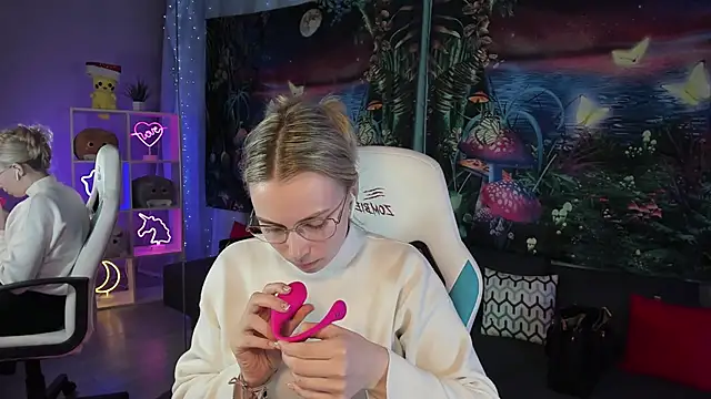 Snapshot of TiffanyBatson chatting on 03-18-25, 07:30 TiffanyBatson online show from 03-18-25, 07:30