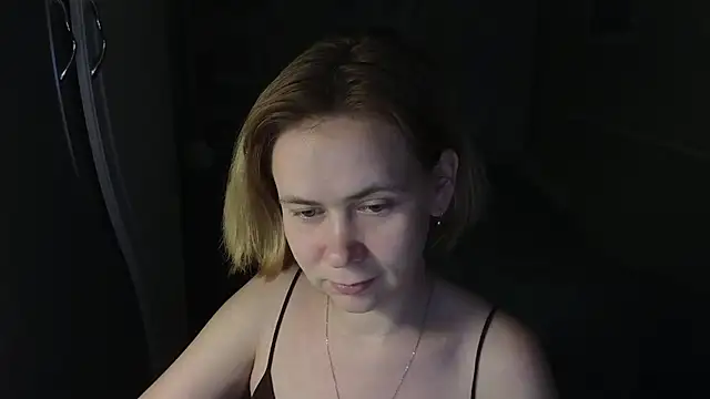 Snapshot of Riley_Roo chatting on 05-17-26, 07:10 Riley Roo online show from 05-17-26, 07:10