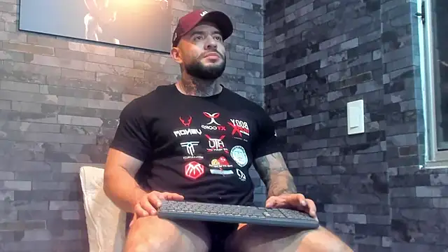 Snapshot of BruceDallas chatting on 06-08-26, 01:50 BruceDallas online show from 06-08-26, 01:50