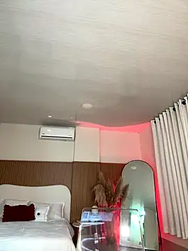 Lianh Benett online show from 12-15-25, 02:38