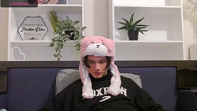 Snapshot of CalvinCay chatting on 12-05-24, 08:00 CalvinCay online show from 12-05-24, 08:00