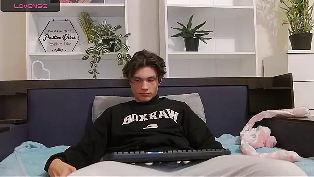 Snapshot of CalvinCay chatting on 12-06-24, 08:29 CalvinCay online show from 12-06-24, 08:29