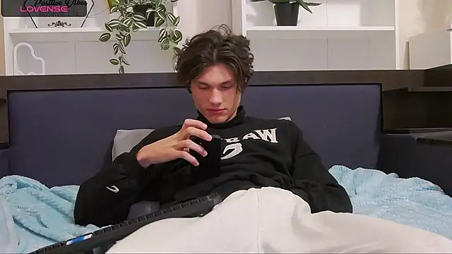 Snapshot of CalvinCay chatting on 12-07-24, 12:19 CalvinCay online show from 12-07-24, 12:19