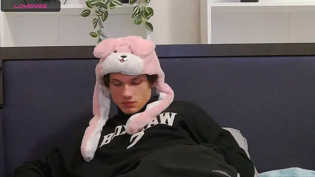 Snapshot of CalvinCay chatting on 12-07-24, 08:05 CalvinCay online show from 12-07-24, 08:05