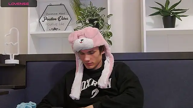 Snapshot of CalvinCay chatting on 12-09-24, 08:01 CalvinCay online show from 12-09-24, 08:01