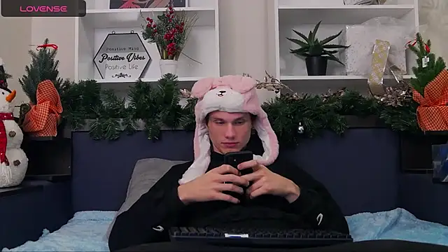 Snapshot of CalvinCay chatting on 12-11-24, 08:18 CalvinCay online show from 12-11-24, 08:18