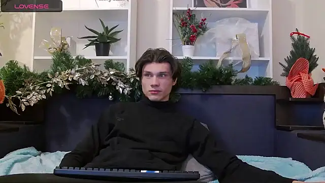 Snapshot of CalvinCay chatting on 12-18-24, 08:03 CalvinCay online show from 12-18-24, 08:03