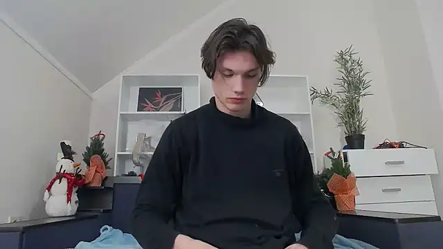 Snapshot of CalvinCay chatting on 12-27-24, 08:18 CalvinCay online show from 12-27-24, 08:18