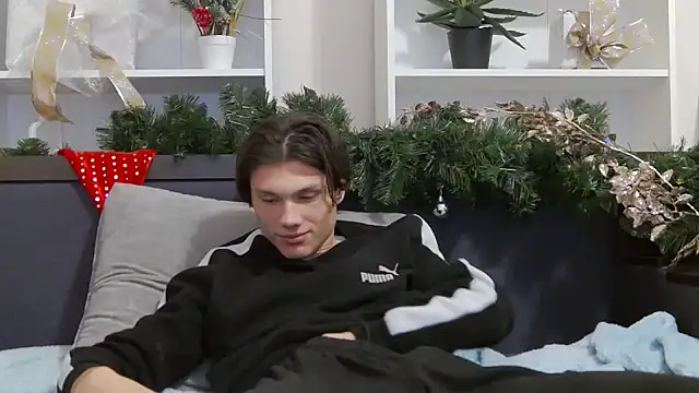 Snapshot of CalvinCay chatting on 12-30-24, 11:17 CalvinCay online show from 12-30-24, 11:17