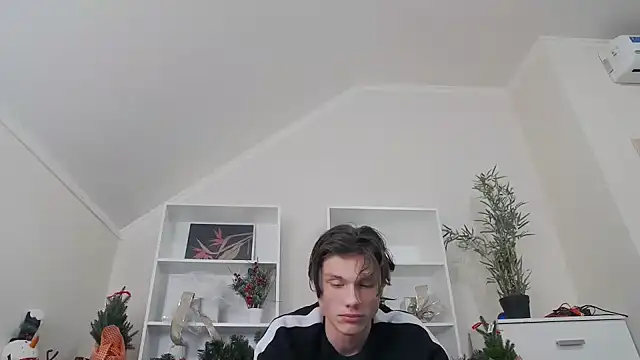 Snapshot of CalvinCay chatting on 12-31-24, 02:19 CalvinCay online show from 12-31-24, 02:19