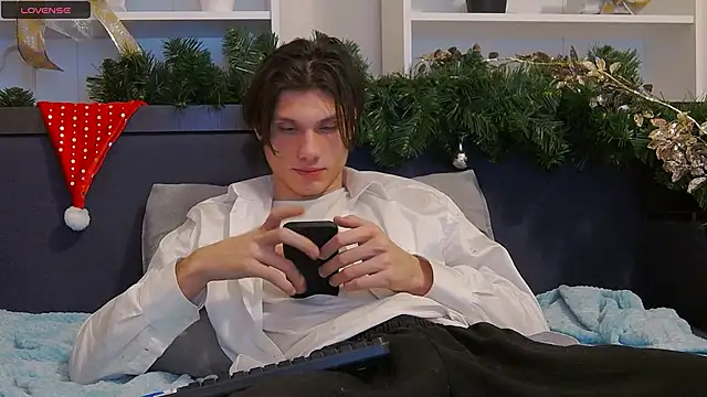 Snapshot of CalvinCay chatting on 01-01-25, 12:32 CalvinCay online show from 01-01-25, 12:32