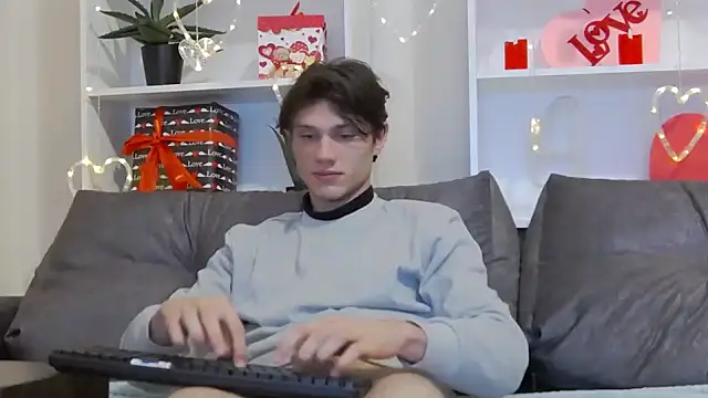 Snapshot of CalvinCay chatting on 02-06-25, 07:40 CalvinCay online show from 02-06-25, 07:40