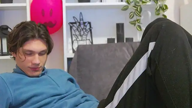 Snapshot of CalvinCay chatting on 02-25-25, 02:47 CalvinCay online show from 02-25-25, 02:47