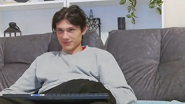 Snapshot of CalvinCay chatting on 03-05-25, 07:38 CalvinCay online show from 03-05-25, 07:38