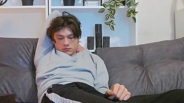 Snapshot of CalvinCay chatting on 03-08-25, 02:45 CalvinCay online show from 03-08-25, 02:45