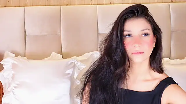 Snapshot of KiraKayleigh1 chatting on 06-12-26, 01:37 KiraKayleigh1 online show from 06-12-26, 01:37
