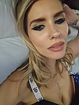 Snapshot of ellieconradxo chatting on 06-27-26, 03:44 ellieconradxo online show from 06-27-26, 03:44