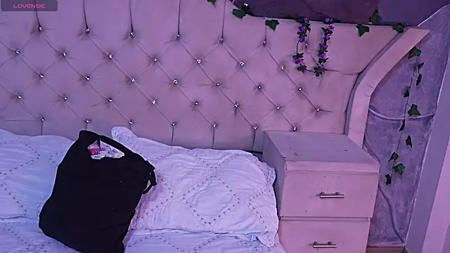 Snapshot of AmberGreyy_ chatting on 04-24-26, 05:48 AmberGreyy online show from 04-24-26, 05:48