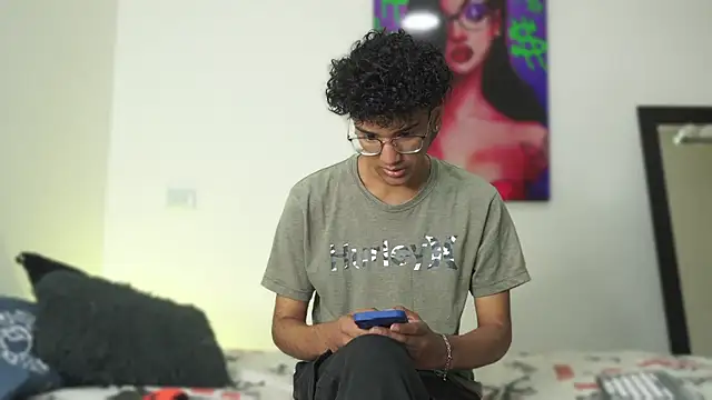 Snapshot of harrytwink18 chatting on 12-13-24, 01:33 harrytwink18 online show from 12-13-24, 01:33