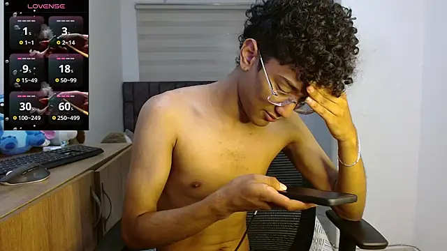 Snapshot of harrytwink18 chatting on 09-17-25, 04:08 harrytwink18 online show from 09-17-25, 04:08