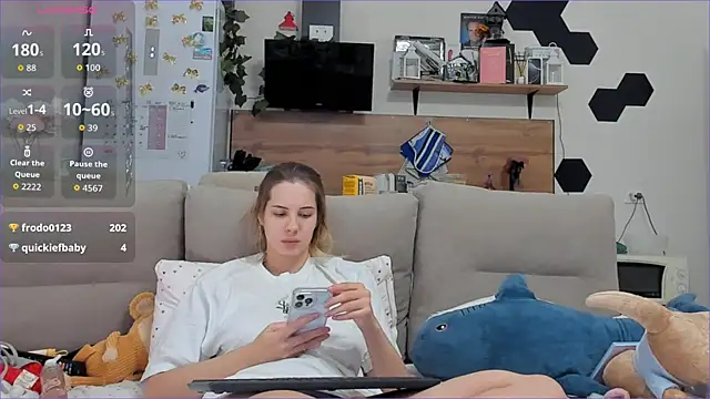 Girl alone home online show from 11-30-25, 04:55