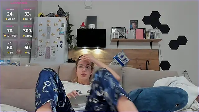 Girl alone home online show from 12-20-25, 03:13