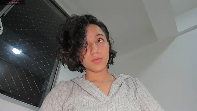 laura-hills18 online show from 10-01-25, 12:16