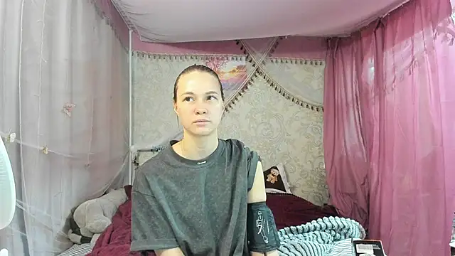 Snapshot of leila_bambi_ chatting on 04-22-26, 01:56 leila bambi online show from 04-22-26, 01:56