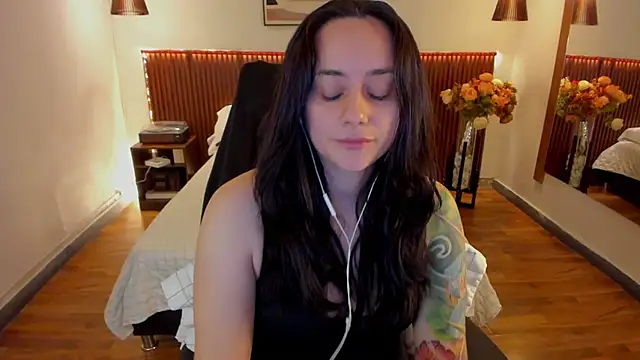 Snapshot of KatherineBond chatting on 06-04-26, 07:42 KatherineBond online show from 06-04-26, 07:42