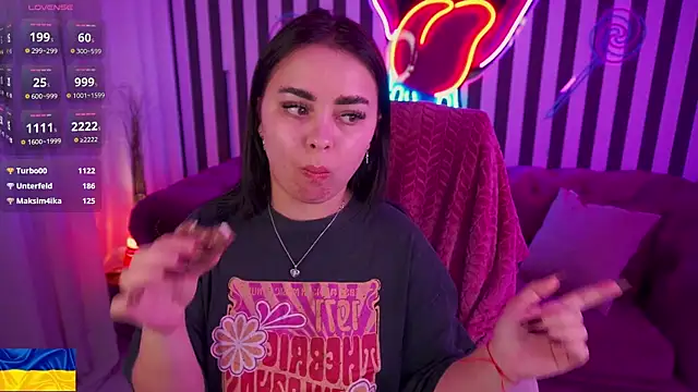 Snapshot of SusieWood chatting on 05-18-26, 04:07 SusieWood online show from 05-18-26, 04:07