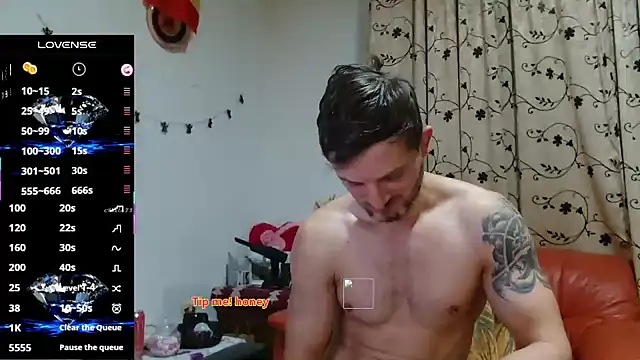 Snapshot of cuple_hoot_ chatting on 10-31-25, 03:46 cuple hoot online show from 10-31-25, 03:46