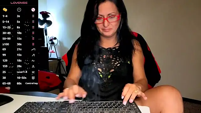 Snapshot of YourDreamLoverr chatting on 10-25-25, 10:37 YourDreamLoverr online show from 10-25-25, 10:37