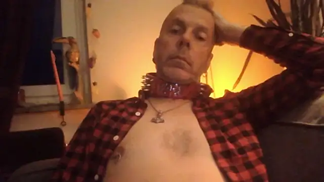 Snapshot of SHARPSkinhead chatting on 06-05-26, 09:09 SHARPSkinhead online show from 06-05-26, 09:09