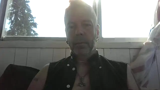 Snapshot of SHARPSkinhead chatting on 06-08-26, 06:47 SHARPSkinhead online show from 06-08-26, 06:47