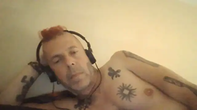 Snapshot of SHARPSkinhead chatting on 07-12-26, 09:06 SHARPSkinhead online show from 07-12-26, 09:06