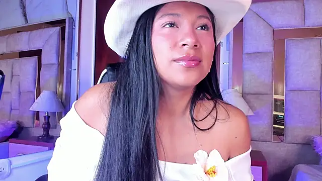 Snapshot of LinnaGardenia chatting on 12-21-25, 12:45 LinnaGardenia online show from 12-21-25, 12:45