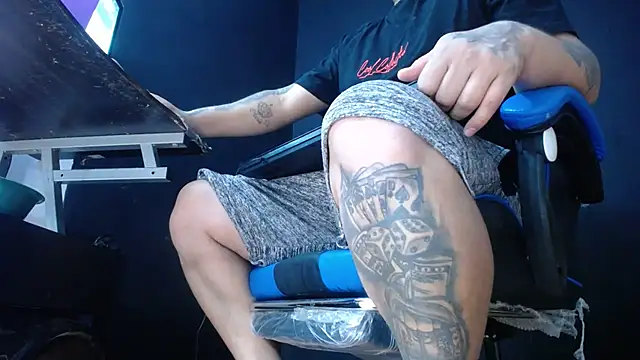 Snapshot of DickMasterfindom chatting on 06-04-26, 06:41 DickMasterfindom online show from 06-04-26, 06:41