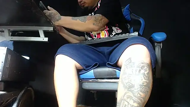 Snapshot of DickMasterfindom chatting on 06-09-26, 04:13 DickMasterfindom online show from 06-09-26, 04:13