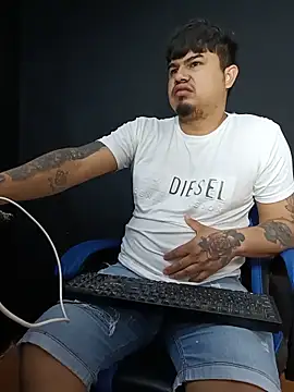 Snapshot of DickMasterfindom chatting on 06-20-26, 02:58 DickMasterfindom online show from 06-20-26, 02:58