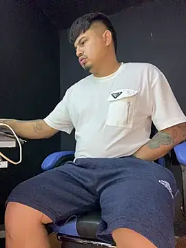 Snapshot of DickMasterfindom chatting on 07-02-26, 02:33 DickMasterfindom online show from 07-02-26, 02:33