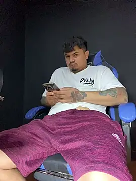 Snapshot of DickMasterfindom chatting on 07-11-26, 02:47 DickMasterfindom online show from 07-11-26, 02:47
