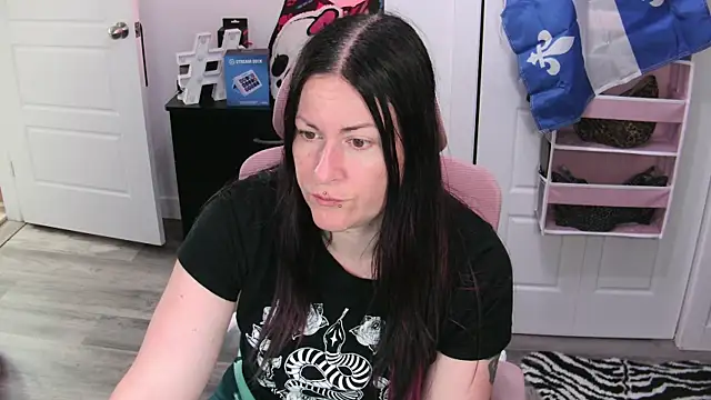 Snapshot of gennyrock chatting on 07-12-26, 12:18 gennyrock online show from 07-12-26, 12:18