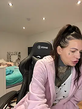 Snapshot of AileenInkOfficial chatting on 01-02-25, 04:52 AileenInkOfficial online show from 01-02-25, 04:52