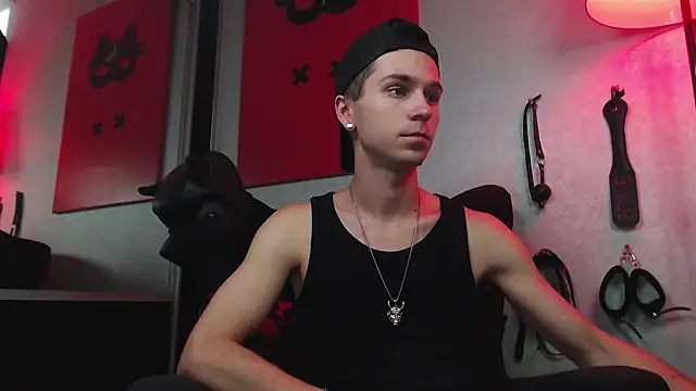 Snapshot of Joseph__Quinn chatting on 03-03-25, 11:11 Joseph Quinn online show from 03-03-25, 11:11