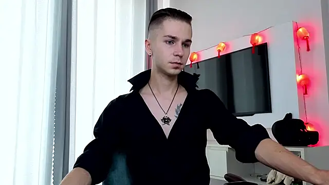 Joseph  Quinn online show from 04-11-26, 04:28