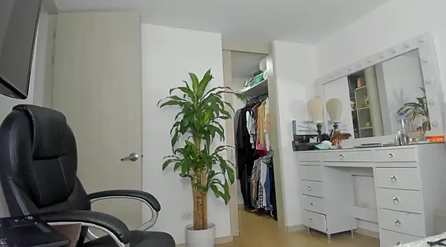 Snapshot of charlotte_tiller chatting on 12-24-24, 11:44 charlotte tiller online show from 12-24-24, 11:44